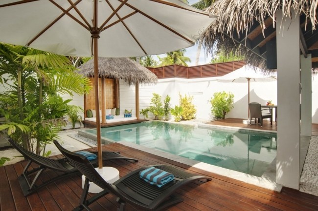 Moderná prázdninová vila bazén slnečná terasa salónik ležadlo slnečník Velassaru Moderná prázdninová vila vonkajšia terasa drevený bazén slnečná terasa salónik slnečník Velassaru