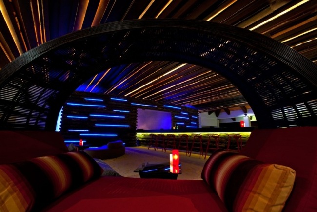 Luxusný prázdninový rezort-domáca divadelná vila-moderná výzdoba na Maldivách Luxusný prázdninový rezort-vila pre domáce kino-moderný dekor svetlého dizajnu na Maldivách