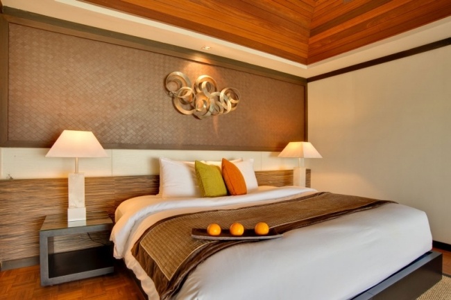 Interiér prázdninovej vily-exotické zariadenie-červené drevené obloženie-strop Interiér prázdninovej vily exotický nábytok-vankúše Červený drevený obklad-strop