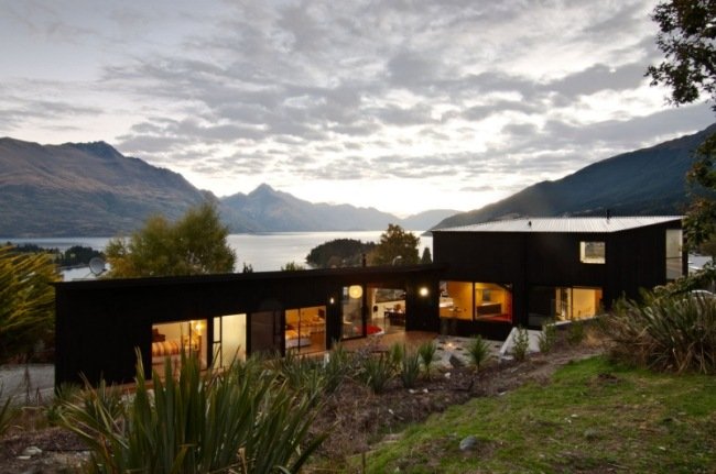 Súčasný dom s prístreškom a prístreškom s panoramatickým brehom jazera Queensland