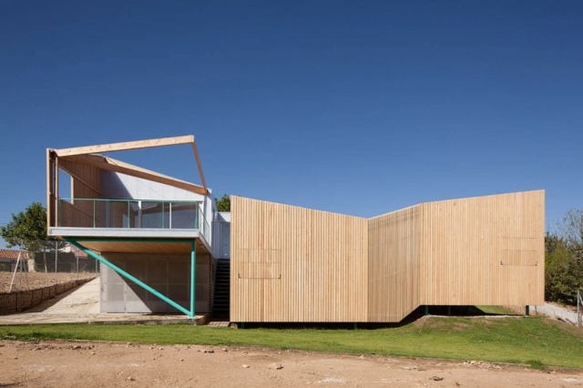 Fasáda dreveného domu montované stavebné diely balkón Fasádne montované stavebné diely balkónová ochrana pred slnkom