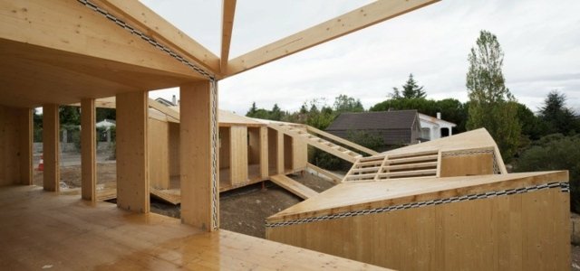 Drevený dom fasáda balkón stavať okná hojne zasklené fasády