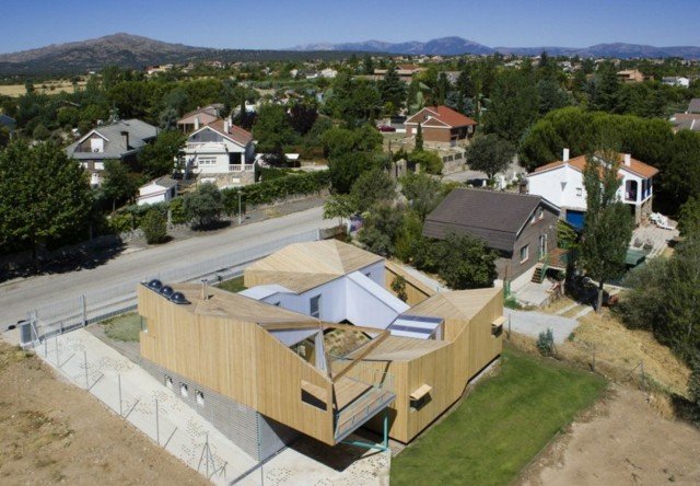 Drevený dom na svahu umiestnenie pozemku stavebný objem sedem okien Poloha pozemku stavebný objem sedem okien trávnik