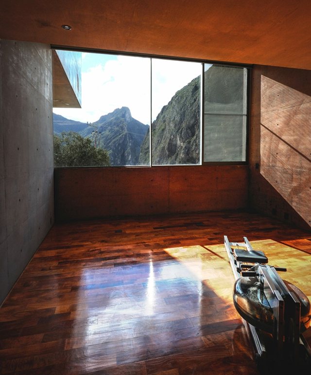 Betónová stena drevená podlaha neošetrená izba pekný výhľad neošetrená izba krásny výhľad na sklenené fronty