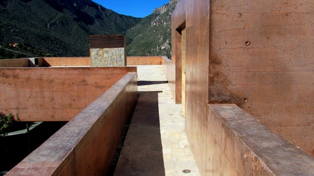 Dom balkón betónová pevná konštrukcia trojdielna fasáda domu Masívna betónová konštrukcia trojvrstvovej fasády