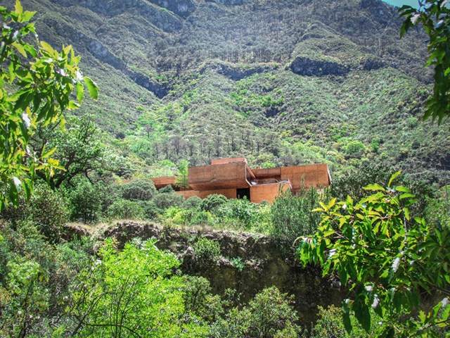 dom modernej architektúry na svahu v lesnej vile Architektúra Dom na svahu v lese Vila na troch poschodiach