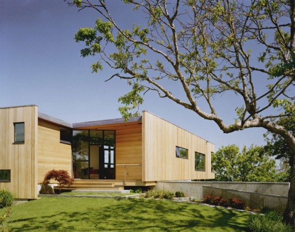 Moderné prevedenie bankového domu so sklenenými dverami v rohu