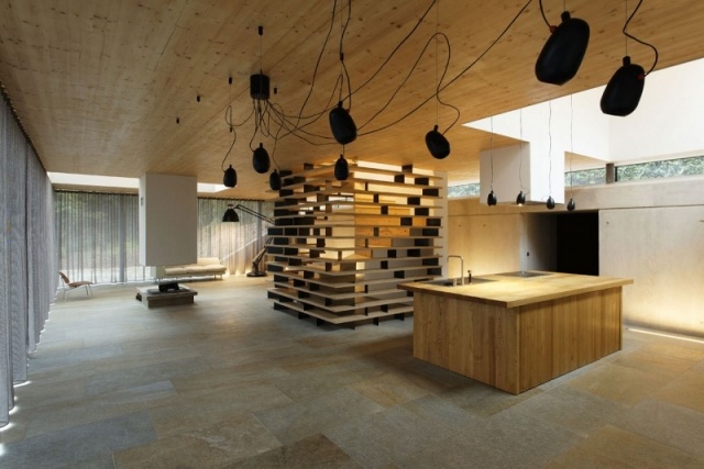 drevený nábytok strop varenie kuchynská časť čierne mierne osvetlenie