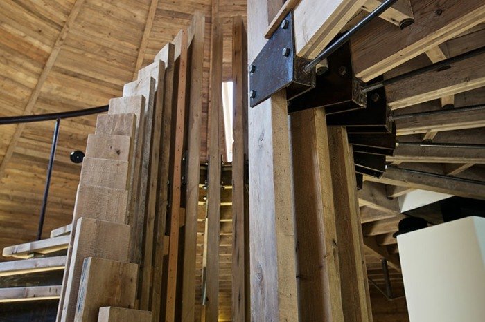 architektúra domu točité schodisko drevo timothy outlon oceľ