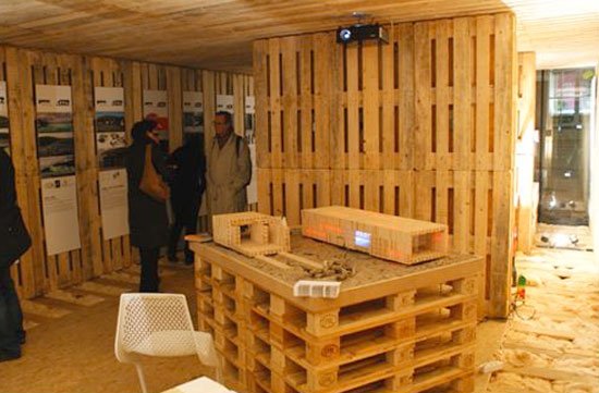 Interiér paletového domu-nekonvenčná architektúra šetrná k životnému prostrediu Interiér paletového domu-netradičný