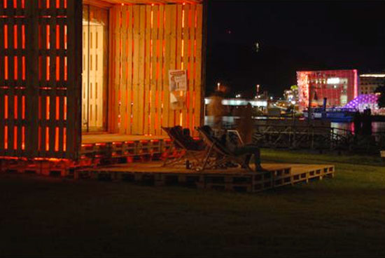 Drevený terasový domček s europaletami Drevený terasový domček s europaletami