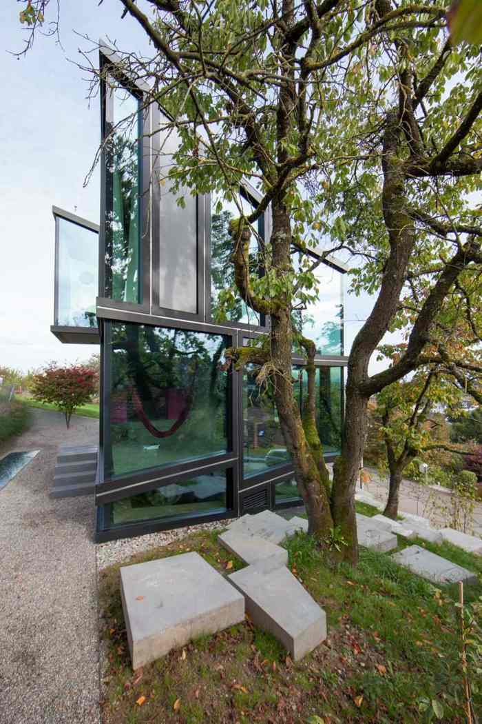 Dom zo skla s trámami z betónu a ocele architektúra domu architektúra moderný záhradný dizajn strom