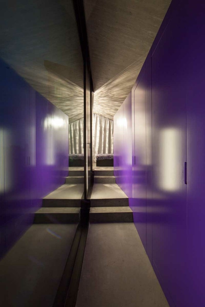 Predsieň medzi kúpeľňou a spálňou obytná budova chodba skriňa fialová spálňa kroky moderná architektúra