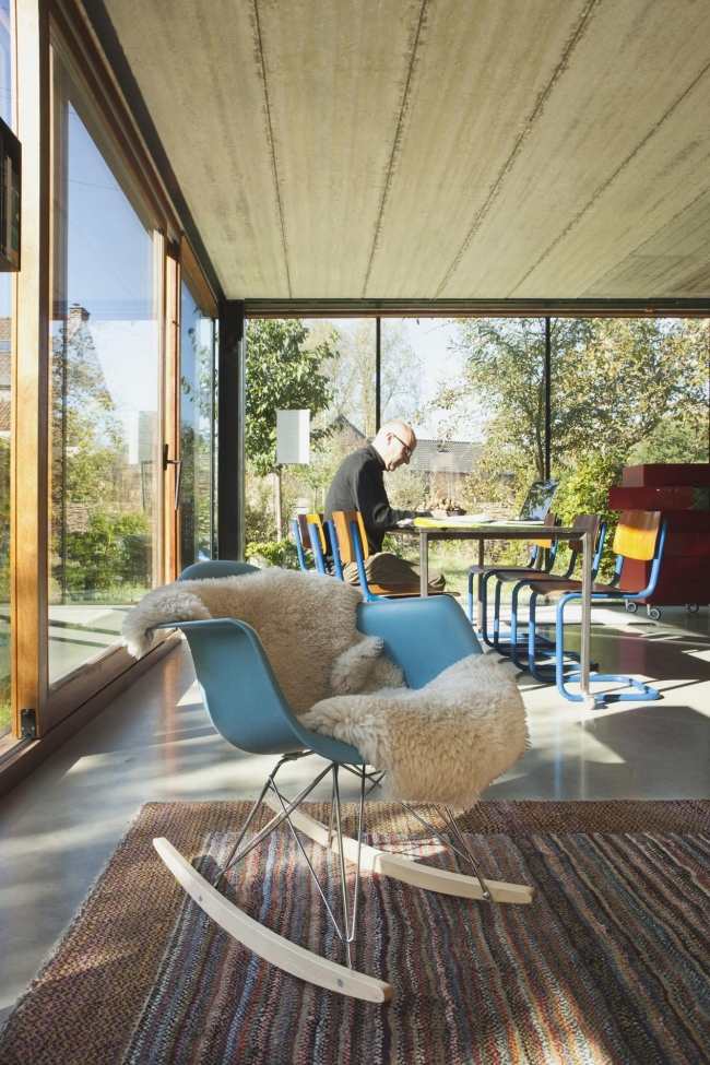 Retro modrá hojdacia stolička s kožušinovou dekou