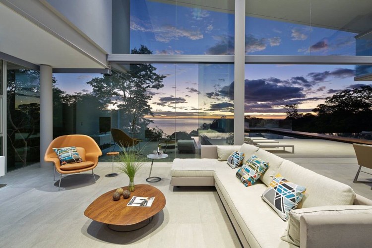 Navrhnite klasiku a jednoduchý vkus v polovici storočia pre moderný domov dom-zo-skla-výhľad na more-obývačka-sklenená-stena-biela