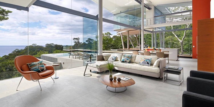 dom-zo skla-výhľad na more-obývačka-prírodný kameň-moderný