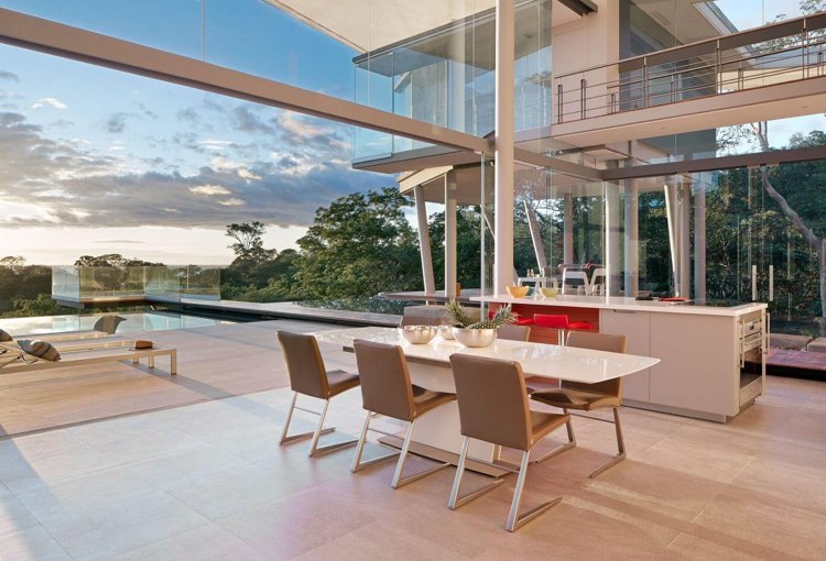 jemné, svetlé pieskové farby pre moderné, štýlové zariadenie dom-zo skla-výhľad na more-moderná-kuchyňa-vysoký lesk