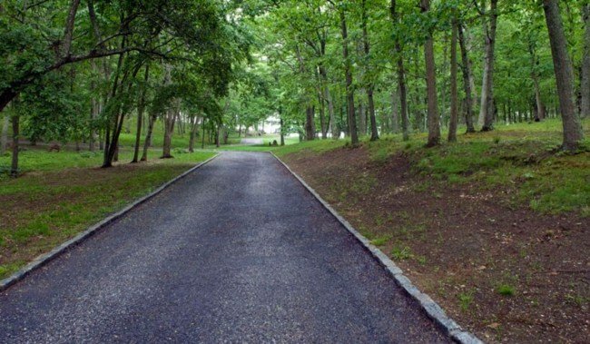 moderná nová budova krásna krajina lesná príjazdová cesta krásna krajina lesná cesta
