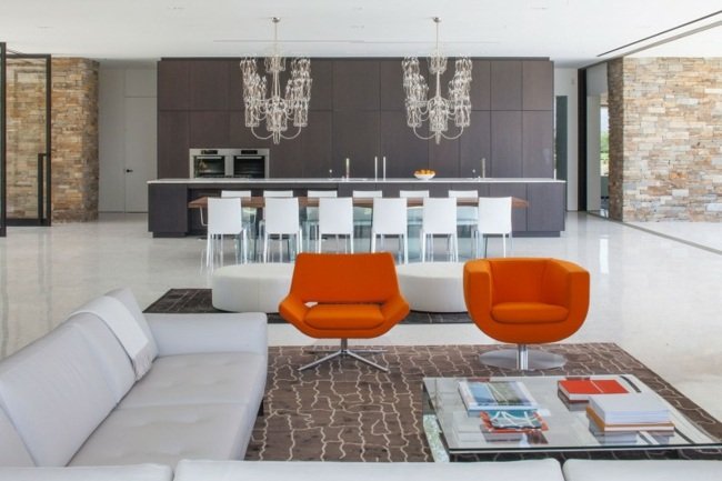 Vstavaná kuchynská sivá oranžová stolička krištáľový luster