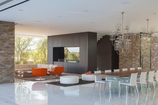 Posedenie, varný blok, 70. stoličky, oranžová stena z prírodného kameňa