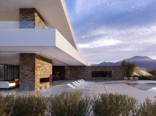 Betónové presklené balkónové zábradlie kamenný krb bazén