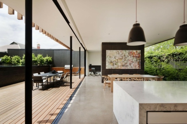 Stavba domu novostavba otvorená jedáleň knižnica knižnica miestnosť predeľovací bazén otvorená jedáleň knižničná miestnosť rozdeľovač bazén vysoká drevená terasa