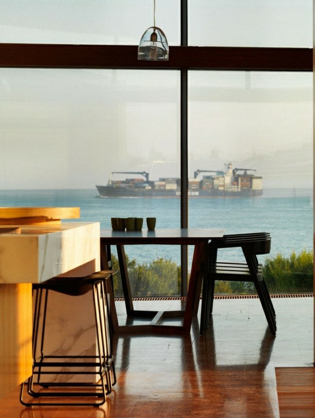 Jedáleň kuchyňa drevené stoličky mramorová jachta Drevené stoličky, mramorový jachtársky prístav, výhľad na pobrežie