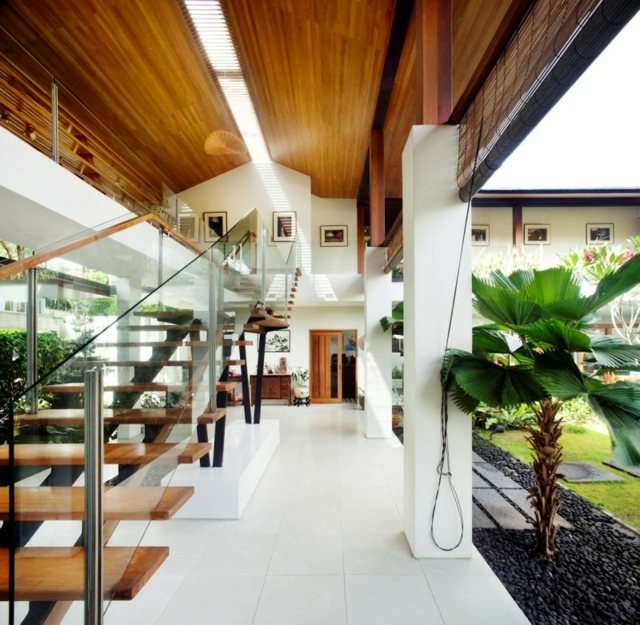 Kamenné dosky dlažba oblázky drevená strecha biele trámy