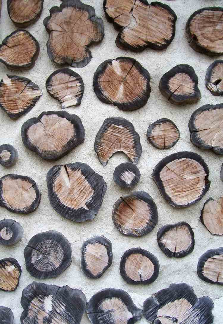 dom-drevo-prírodné-materiály-cement-malta-okrúhle-konáre-inšpirácia-stavba domu