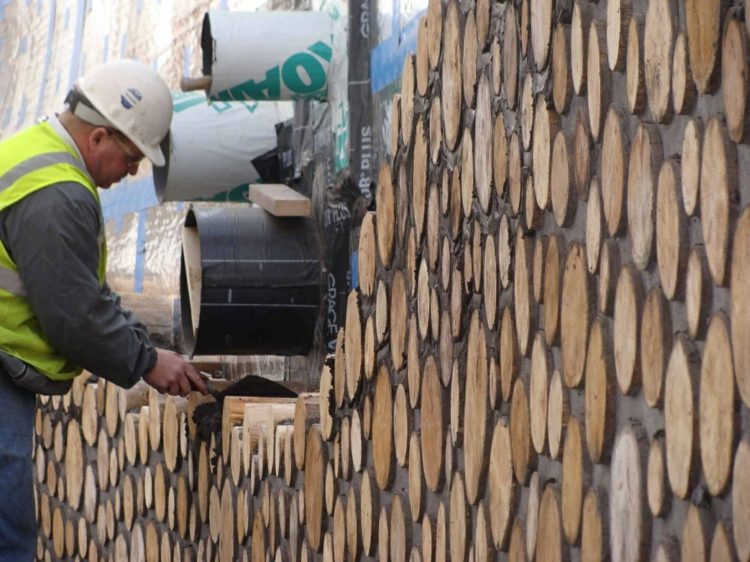 dom-drevo-moderná-oceľ-konštrukcia-lešenia-steny