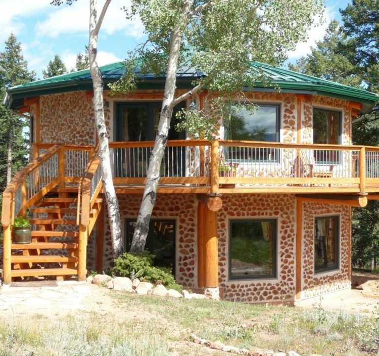 drevený dom dvojpodlažná veranda-rustikálny-dizajn-útulná-atmosféra