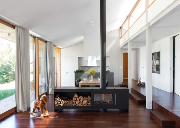 moderný drevený dom v lesnom krbe moderný lesný krb z dreveného domu