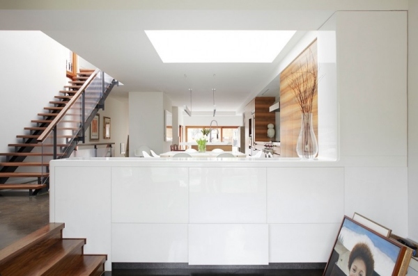 domové drevo s moderným dizajnom svetlíkovej jedálne