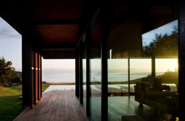 Zasklenie verandy na drevenej palube