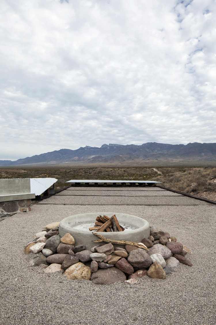 dom z recyklovaných materiálov strešný dizajn krbové kamene kamienky výhľad