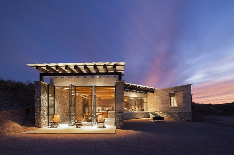 materiály recyklovaný dom terasa jedáleň vchod osvetlenie noc