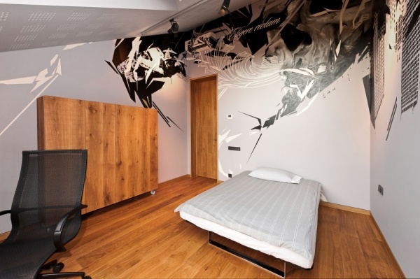 dom z ocele v dreve vyzerá moderne a štýlovo