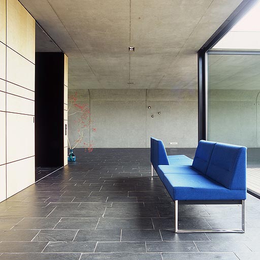 odvážny dizajnový nápad dom odvážna dekorácia interiéru minimalistický interiér s modrým akcentom