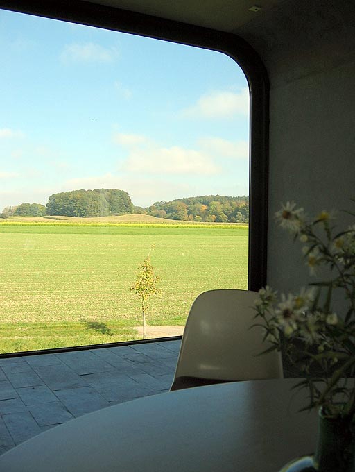 odvážny dizajnový nápad perspektíva modernej architektúry minimalistická moderná architektúra - sklenená fasáda od Haus Bold