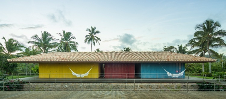 Nápad na dizajn domu - vonkajšie steny spální sú žlté, červené a modré farebný dom hojdacie siete relaxačná brazílska architektúra dizajnu