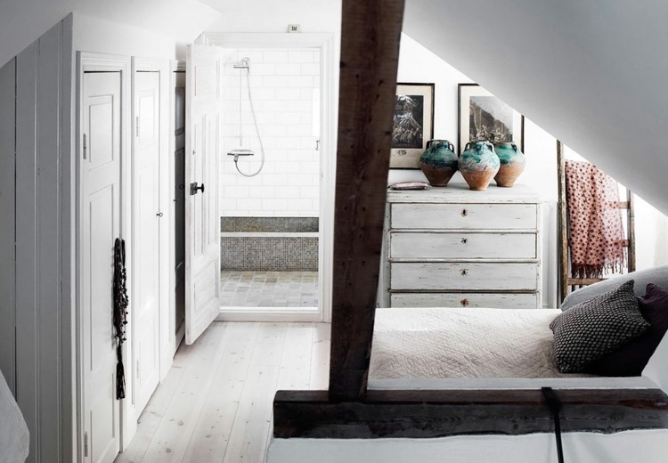 Dizajn spálne s ošumelým elegantným nábytkom pod šikmým stropom spálňa šikmý stropný trámový dizajn domu v shabby chic