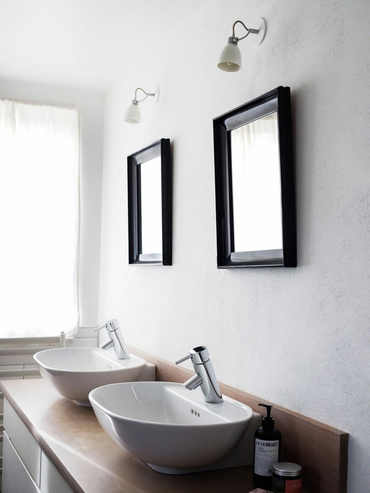Dizajn kúpeľne je moderný a ponúka dve moderné umývadlá dizajn konzoly umývadla do domu v shabby chic
