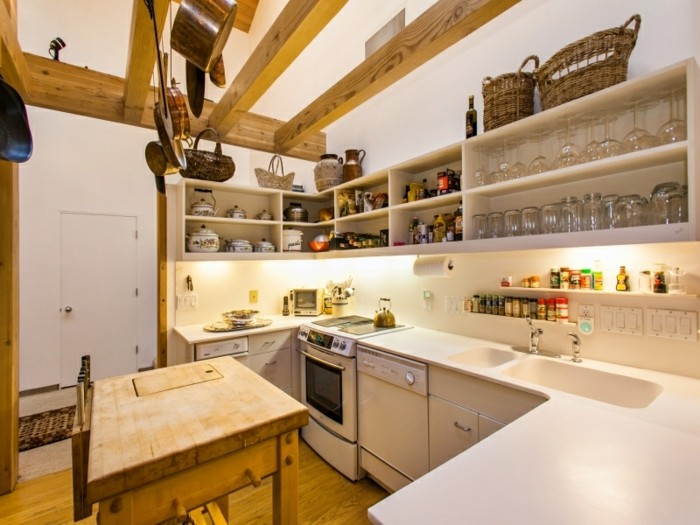 Návrh domu s bielou kuchyňou a drevenými akcentmi návrh domu v lese kuchyňa rustikálna biela