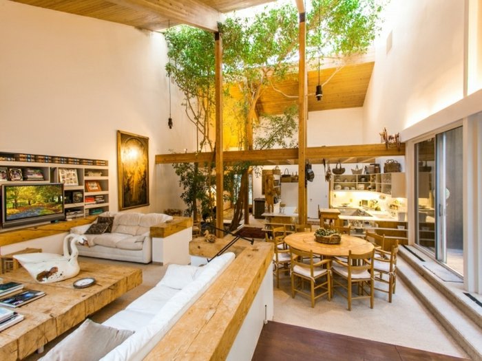 Nápad na dizajn lesného domu so stromami, ktoré siahajú až po strop dizajn dreva prírodný nábytok zariadenie obývačky stromy