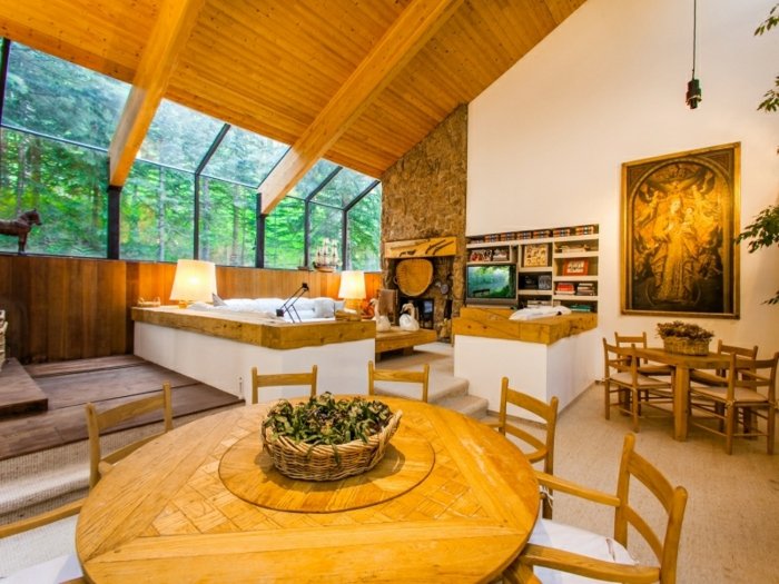 Návrh domu v lese - V obývacej izbe je jedálenský kút jedáleň dom dizajn sedenie jedálenský stôl krb kameň