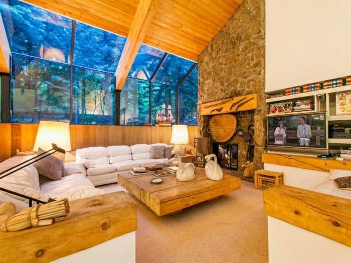 Dizajn obývačky zaujme krbom a bielou koženou sedačkou krb obývačka kamenná pohoda atmosféra teplé sedenie