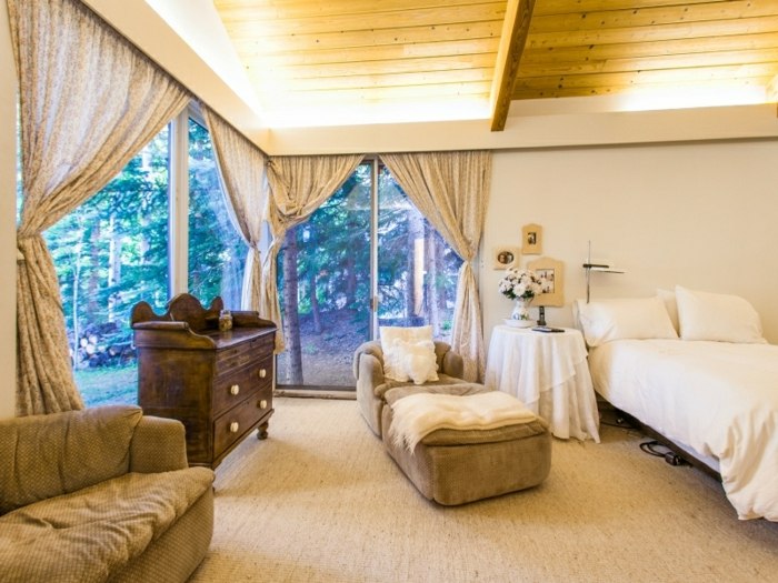 Efektívny dizajn domu v spálni s veľkými oknami dizajn domu v lesnej spálni okenná posteľ canape