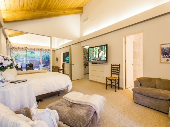 Farebné prevedenie v dome bielej a sivej pre jednoduchú spálňu víkendový dom spálňa biela sivá zariadenie kúpeľňa mramor