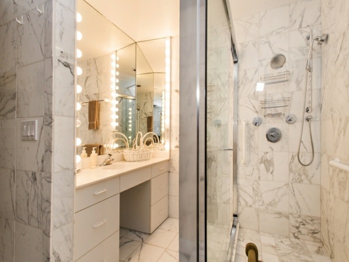 Mramorový dizajn kúpeľne v luxusnom dome kúpeľňa biela mramorová luxusná sprchová konzola