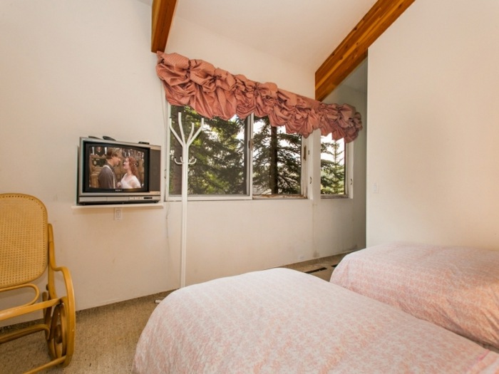 V spálni prevláda romantický dizajn domu dom prázdniny detská izba ružový záves stojan na šaty hojdacie kreslo pohodlie